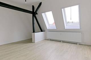 Wohnung mieten in 24114 Südfriedhof, Stilvolle ruhige 2,5-Zi-Dachgeschosswohnung – eigene Etage, Dachbalken & Gartenmitnutzung