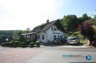 Einfamilienhaus kaufen in 57572 Niederfischbach, Niederfischbach: Solides Einfamilienhaus mit Dachgeschosswohnung