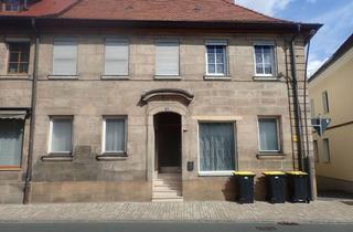 Mehrfamilienhaus kaufen in 90579 Langenzenn, Mitten in Langenzenn: Renovierungsbedürftiges Mehrfamilienhaus mit Gewerbefläche im Sanierungsgebiet