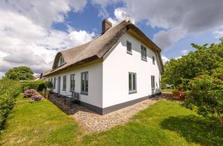 Haus kaufen in Neukamp 15, 18581 Putbus, Wassergrundstück mit reetgedecktem Ferienhaus mit 2 WE
