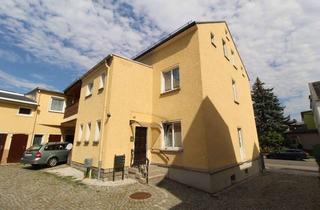 Haus kaufen in 09212 Limbach-Oberfrohna, Freistehendes Wohnhaus mit 2 freien und einer vermieteten Wohnung