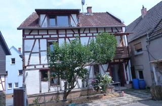 Haus kaufen in 35625 Hüttenberg, Hofreite mit viel Potential in Hüttenberg-Volpertshausen zu verkaufen.