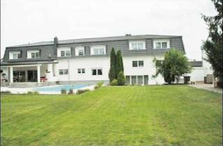 Villa kaufen in 64579 Gernsheim, Exklusive Villa mit Außen-Pool und Garten + 2 x WE´s Vermietet und 2-Garagen, Provisionsfrei !