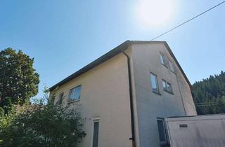 Haus kaufen in 78144 Schramberg, Riesiges Platzangebot: Großzügiges 3-Familienhaus in schöner Lage von Tennenbronn