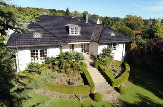 Villa kaufen in 61350 Bad Homburg vor der Höhe, Elegante Villa mit malerischem Brunnen in exklusiver Lage Bad Homburg