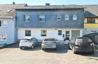 Haus kaufen in 55758 Hottenbach, Gepflegtes Reihenmittelhaus mit zwei vermieteten Wohneinheiten, Stellplätzen und Balkonen