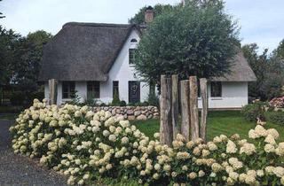 Haus kaufen in 25826 Sankt Peter-Ording, Nahe SPO: Möbliertes Luxus-Cottage unter Reet mit Wellness-Lodge, Einliegerwohnung und Remise