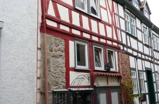 Haus kaufen in 63571 Gelnhausen, Gelnhausen, Altstadt: historisches Wohnhaus direkt neben der Marienkirche - sanierungsbedürftig