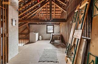 Wohnung kaufen in 79183 Waldkirch, Ausbaufähiger Dachrohling mit sichtbaren Dachbalken und kreativen Gestaltungsmöglichkeiten