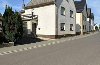 Haus kaufen in 56729 Langenfeld, Einfamilienwohnhaus mit Doppelgarage und Garten-/Wiesengrundstück in der Eifelgemeinde Langenfeld