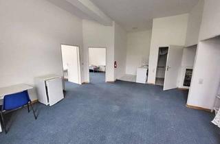 Wohnung kaufen in 08496 Neumark, supergünstige 3-Raum-Wohnung im Zentrum Neumarks