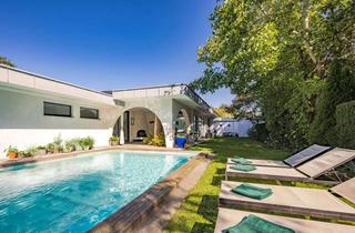Haus kaufen in 82152 Krailling, Urlaubs-Feeling zu Hause: Stilvoller Bungalow mit Pool und besonderem Ambiente