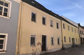 Haus kaufen in 95643 Tirschenreuth, Preisreduzierung für das renovierungsbedürftige Reihenmittelhaus mit Nebengebäude im Sanierungsgebie