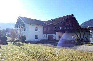 Wohnung kaufen in Thomastraße 11, 83451 Piding, Vermietete Erdgeschosswohnung in ehemaligem Bauernhaus in Piding/ Berchtesgadener Land.