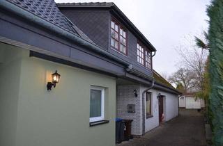 Haus kaufen in 24214 Neuwittenbek, Zweifamilienhaus mit Solarthermie, PV mit Speicher, Kamin und Doppelgarage