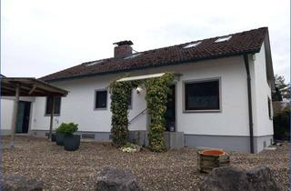 Einfamilienhaus kaufen in 86576 Schiltberg, Einfamilienhaus mit großer Terrasse, Garten und Schwimmteich!