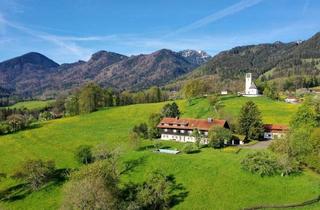 Haus kaufen in 83098 Brannenburg, Brannenburg - Erhaben über dem Tal. Geschichtsträchtiges Anwesen mit atemberaubendem Panorama.