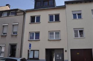 Haus kaufen in 53879 Euskirchen, Euskirchen - Euskirchen: Ausbaufähiges, teilvermietetes 3-4 Parteienhaus, Innenhof, Garage