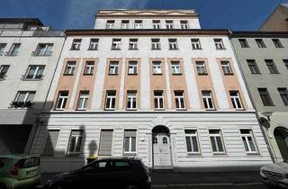 Wohnung kaufen in Martinstraße, 06108 Nördliche Innenstadt, Schöne Dachgeschosswohnung + Balkon + Laminat + Tageslichtbad in Top Lage