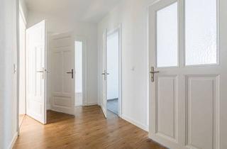Wohnung kaufen in 04299 Leipzig, Leipzig - Mit Balkon und modernem Wannenbad: 2-Zimmer-Zuhause in schönem Altbau