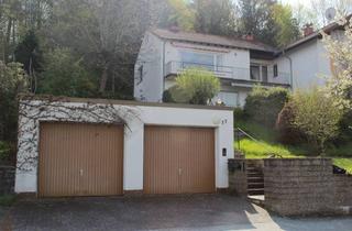 Haus kaufen in 35606 Solms, Großzügiges Zweifamilienhaus mit Potenzial in Solms-Oberndorf
