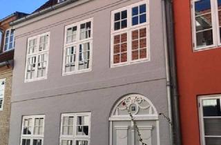 Haus kaufen in 24939 Flensburg, Flensburg - Historisches Haus im Oluf-Samson-Gang, kernsaniert, zu verkaufen