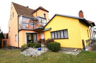 Haus kaufen in 96465 Neustadt bei Coburg, 2-FH bzw. geräumiges EFH mit Garage in zentraler Lage