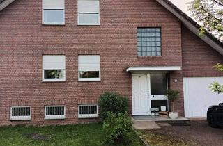 Haus kaufen in Am Hakeberge 18, 31812 Bad Pyrmont, Freistehendes Zweifamilienhaus mit 2 Garagen in ruhiger Lage in Bad Pyrmont, Am Hakeberge 18