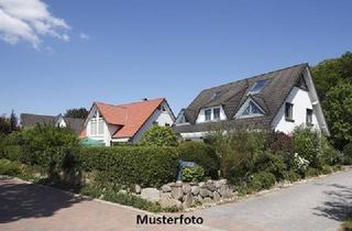 Einfamilienhaus kaufen in 69242 Mühlhausen, Wohnhaus mit Garagen - provisionsfrei