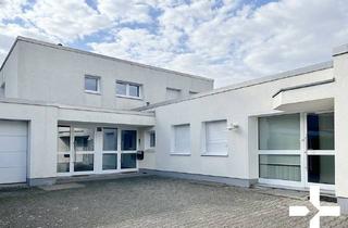 Haus kaufen in 41239 Mönchengladbach, Mönchengladbach - Wohnhaus mit drei separaten Einheiten: freie Gestaltungsoptionen für Ihre Familienbedürfnisse