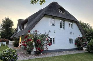 Haus kaufen in Malnstich, 25938 Borgsum, Wunderschönes, reetgedecktes Friesenhaus mit Appartements und großem Garten in Borgsum