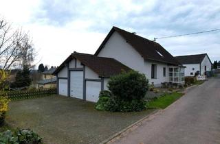 Haus kaufen in 54597 Neuheilenbach, Neuheilenbach - Ruhig gelegenes freistehendes Wohnhaus mit überdachter Terrasse, Garten und 3 Garagen in Neuheilenbach