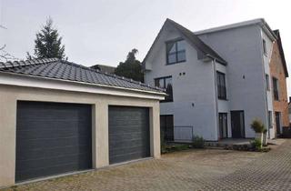 Anlageobjekt in 50374 Erftstadt, Top-Dreiparteienhaus, 245 m², frei, mit Garagen, Hof, Stellplätzen, Garten