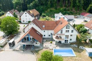 Haus kaufen in 87757 Kirchheim in Schwaben, Schönes MFH mit 4 Wohneinheiten mit Pool und Anbau, Reitstall und Koppel in schöner Lage in Hasberg