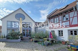Haus kaufen in 61194 Niddatal-Assenheim, Niddatal-Assenheim - Fachwerkensemble mit modernem Anbau und Nebengebäuden