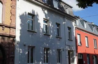 Haus kaufen in 79539 Lörrach, Stadthaus in Lörrach zentrumsnah mit vier Wohnungen u. idyllischem Innenbereich