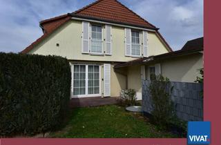 Haus kaufen in 61200 Wölfersheim, Wölfersheim - Krüppelwalmdach-DHH mit Garten und Garage. Tolle Wohnlage. Wohnraum im Dachspitz möglich!