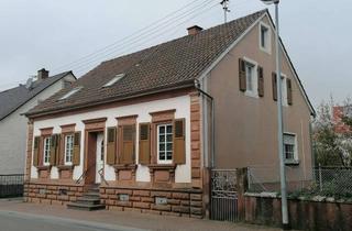 Haus kaufen in 66882 Hütschenhausen, **Charmantes Schmuckstück**1-2Familienhaus freistehend mit Garten und Garagen – tolle Ortskernlage