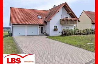 Haus kaufen in 92249 Vilseck, "HIER LÄSST ES SICH GUT LEBEN" Vermietetes EFH mit sonnigem Garten in Ortsrandlage von Vilseck