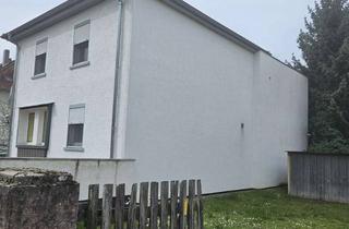 Haus kaufen in 64521 Groß-Gerau, Haus mit Grundstück: Renovierungsbedürftig bietet Potenzial