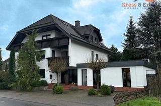 Haus kaufen in 36396 Steinau, Vielseitiges, zeitloses Wohnensemble in Steinau-Ulmbach: Drei Wohneinheiten, Ladenlokal und Garten