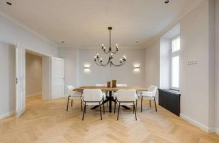 Wohnung kaufen in 80799 Maxvorstadt, Stylisch sanierte Altbau-Wohnung mit 5 Zimmern und Balkon in Spitzenlage