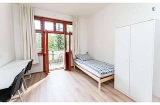 WG-Zimmer mieten in 12099 Kreuzberg (Kreuzberg), Bed in a comfy twin bedroom with a balcony, near Tempelhofer Feld