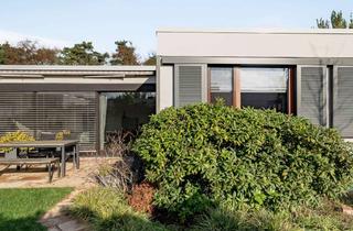 Haus kaufen in 63150 Heusenstamm, Kernsanierter 60's Architekten-Bungalow mit bodentiefen Glasfronten, Naturgarten und Designerküche