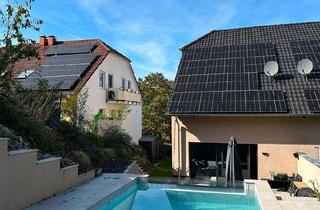 Doppelhaushälfte kaufen in 97318 Kitzingen, Kitzingen - Doppelhaushälfte mit Pool, 2 Garagen, Nähe Wald, Smart Home