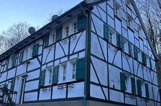 Haus kaufen in Grunenburg, 42659 Solingen-Mitte, "Leben in der Natur" Bergisches Fachwerkhaus mit viel Charme in der Hofschaft "Grunenburg"
