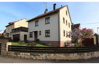 Haus kaufen in 71686 Remseck am Neckar, Freistehendes Zweifamilienhaus in ruhiger Lage mit Garten und einer Doppel-und Einzelgarage!