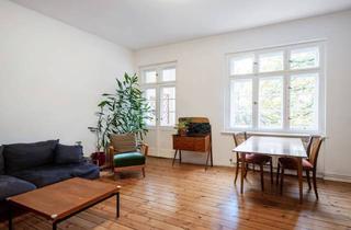Wohnung kaufen in 12101 Berlin, Berlin - Urbane 2-Zimmer-Idylle: Historisches Flair trifft Aussicht ins Grüne