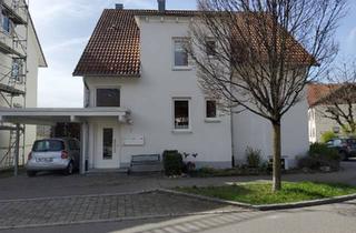 Wohnung kaufen in 72800 Eningen, Eningen unter Achalm - Wohnung mit Balkon in Zweifamilienhaus, mit Carport