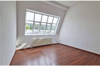 Wohnung kaufen in Isoldestraße, 12159 Friedenau (Schöneberg), 4-Zimmer-Dachgeschosswohnung im klassischen Altbau